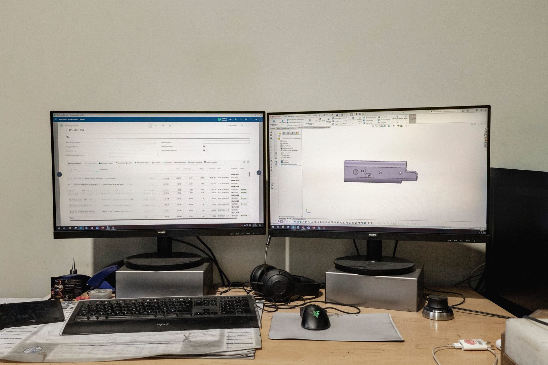 Business Central und ein CAD-Modell auf zwei Monitoren am Arbeitsplatz