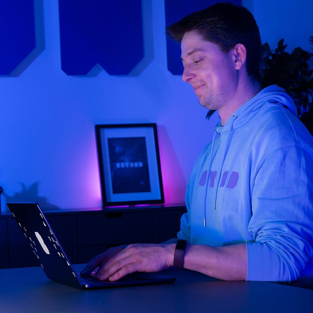 Schnelle Hilfe im Support-Portal: Arbeit am Laptop im BEYONDIT-Büro