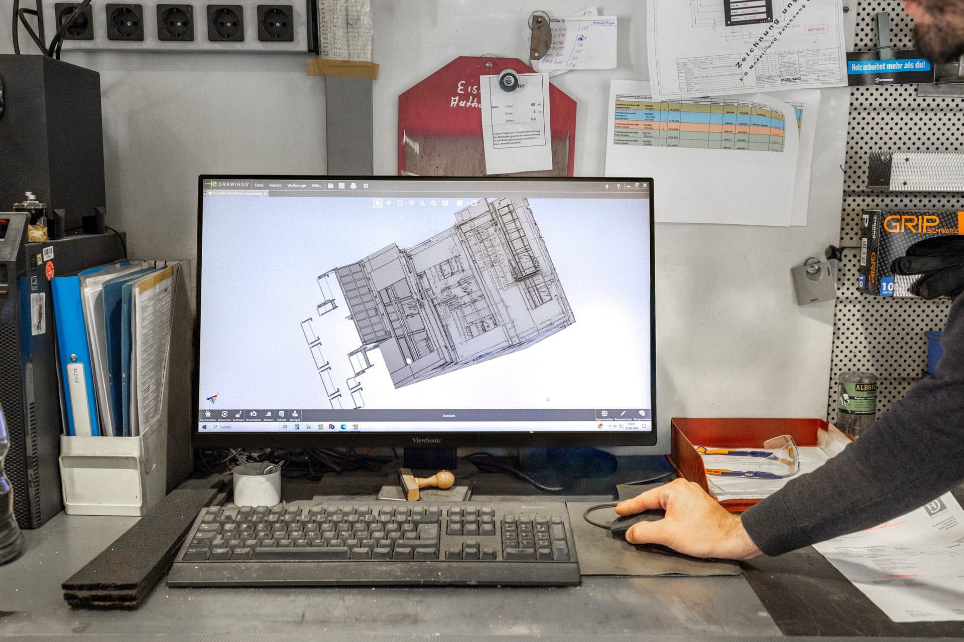 3D-CAD-Modell einer Baugruppe am Arbeitsplatz in der Fertigung