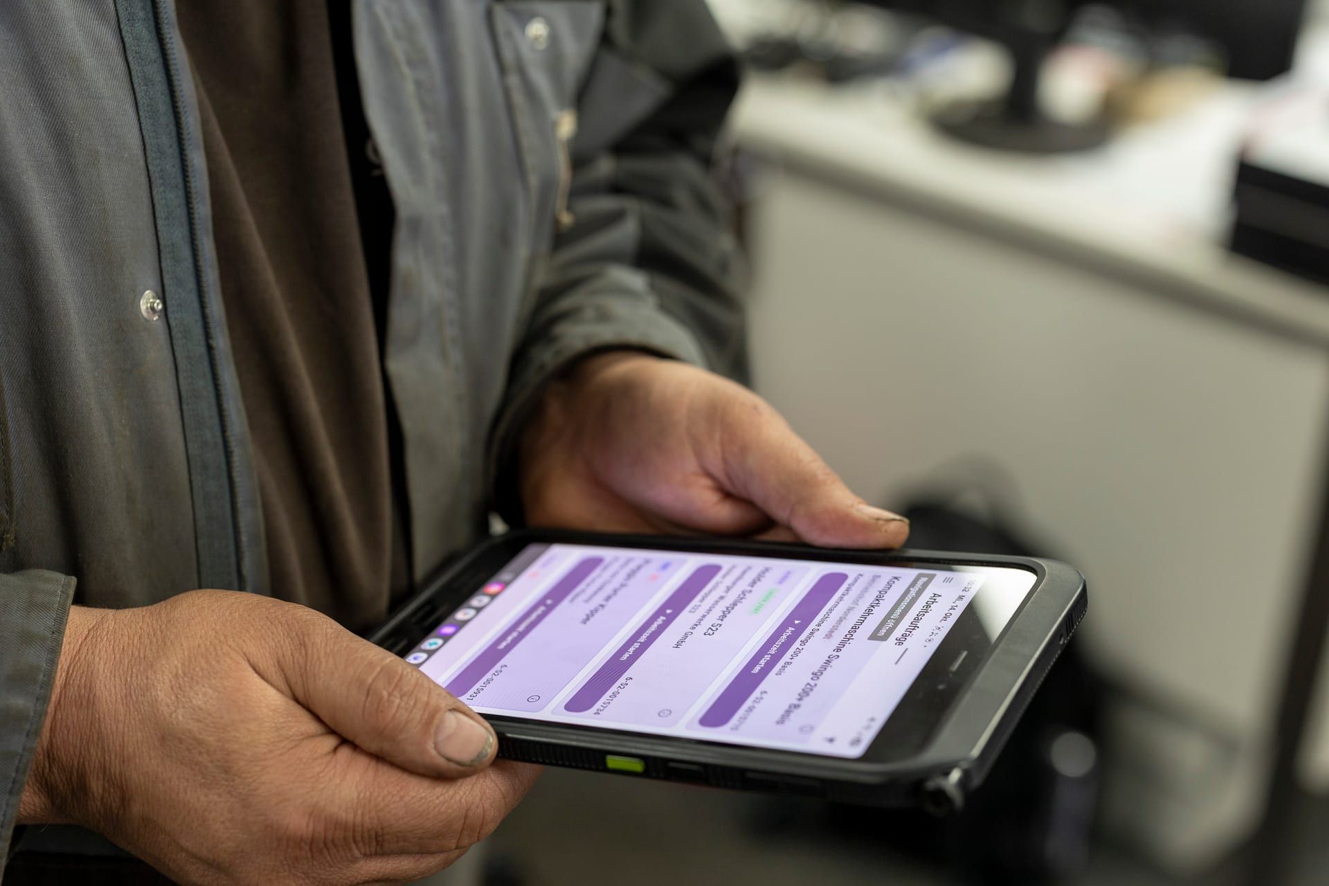 Zbigniew Kopalka holding a tablet with open service orders in Beyond Mobile Service