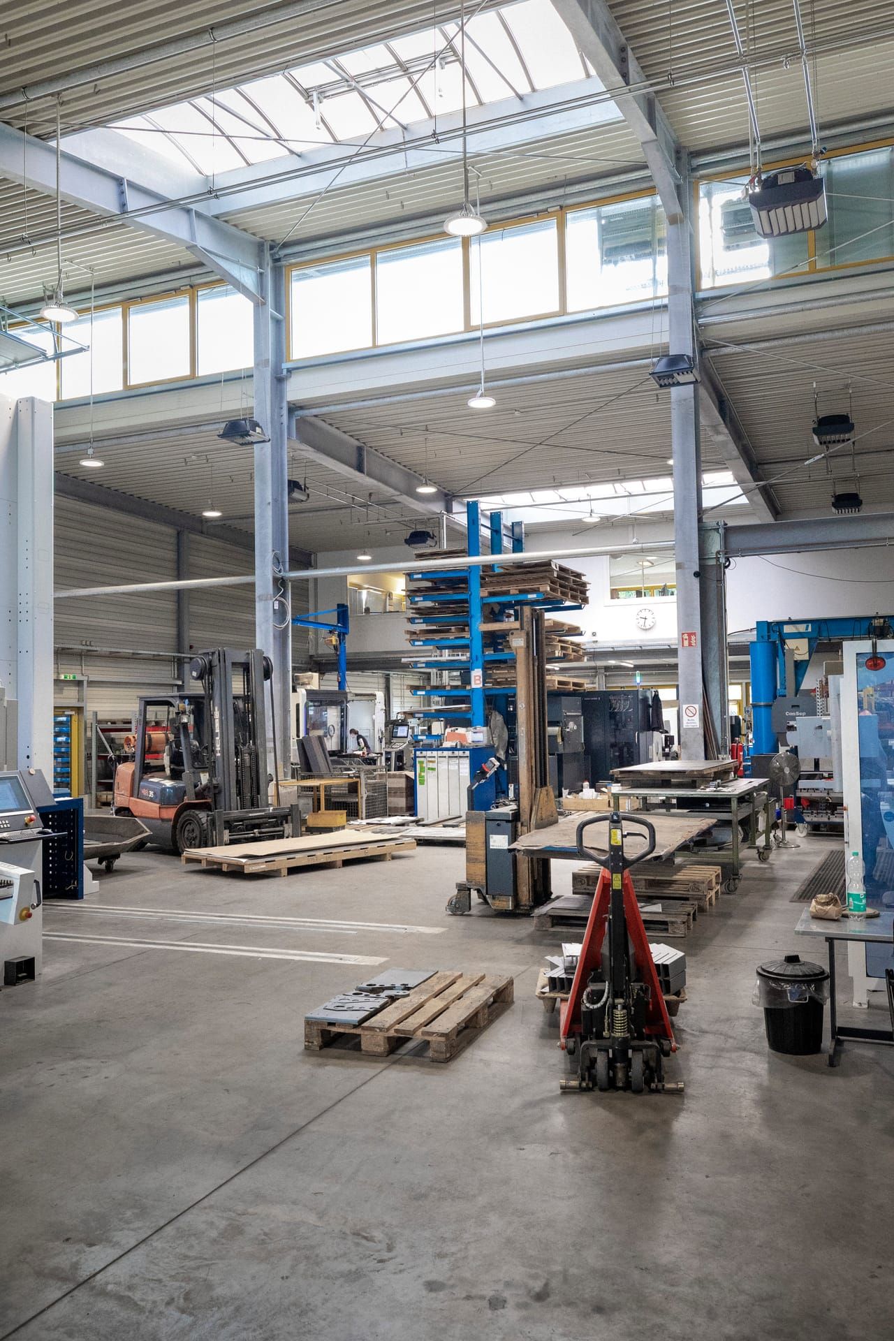 Fertigungshalle mit Gabelstapler und Palettenregal