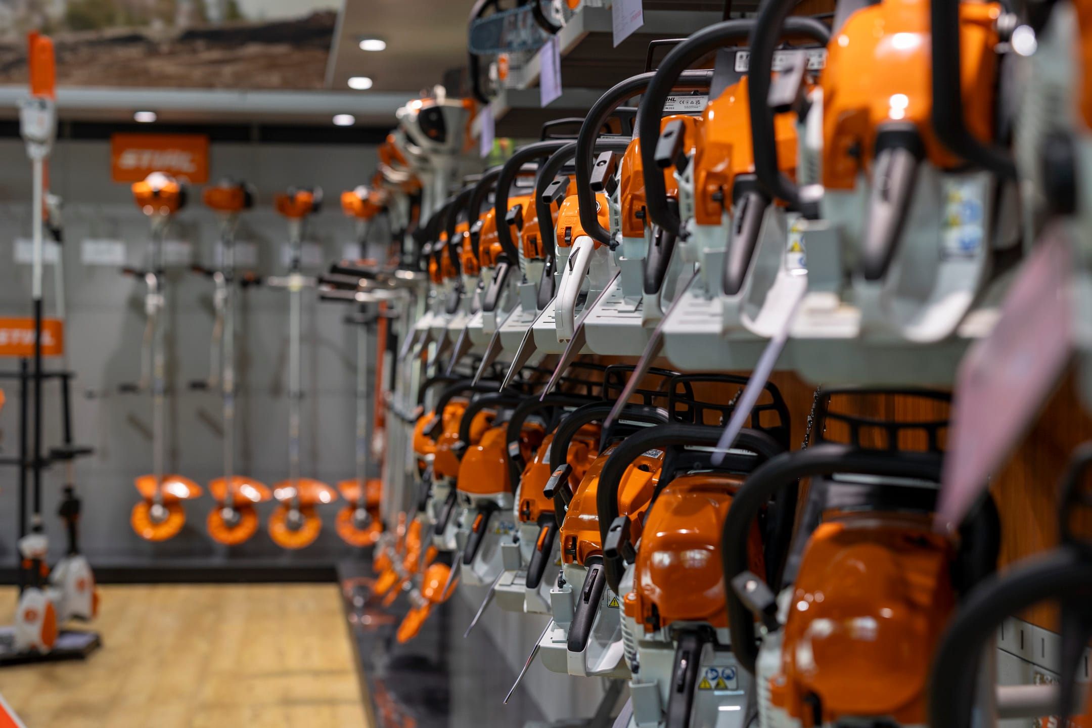 Wand mit STIHL-Motorsägen im Verkaufsraum