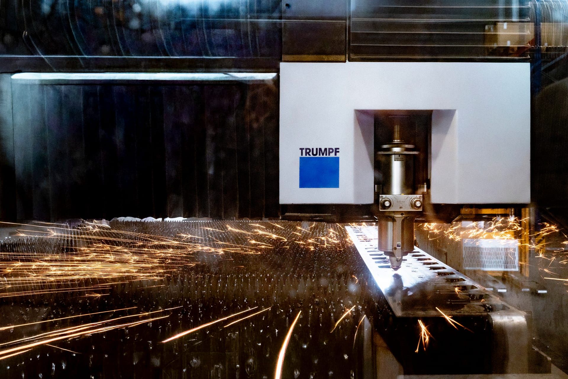 TRUMPF Laserschneidanlage mit Funkenflug