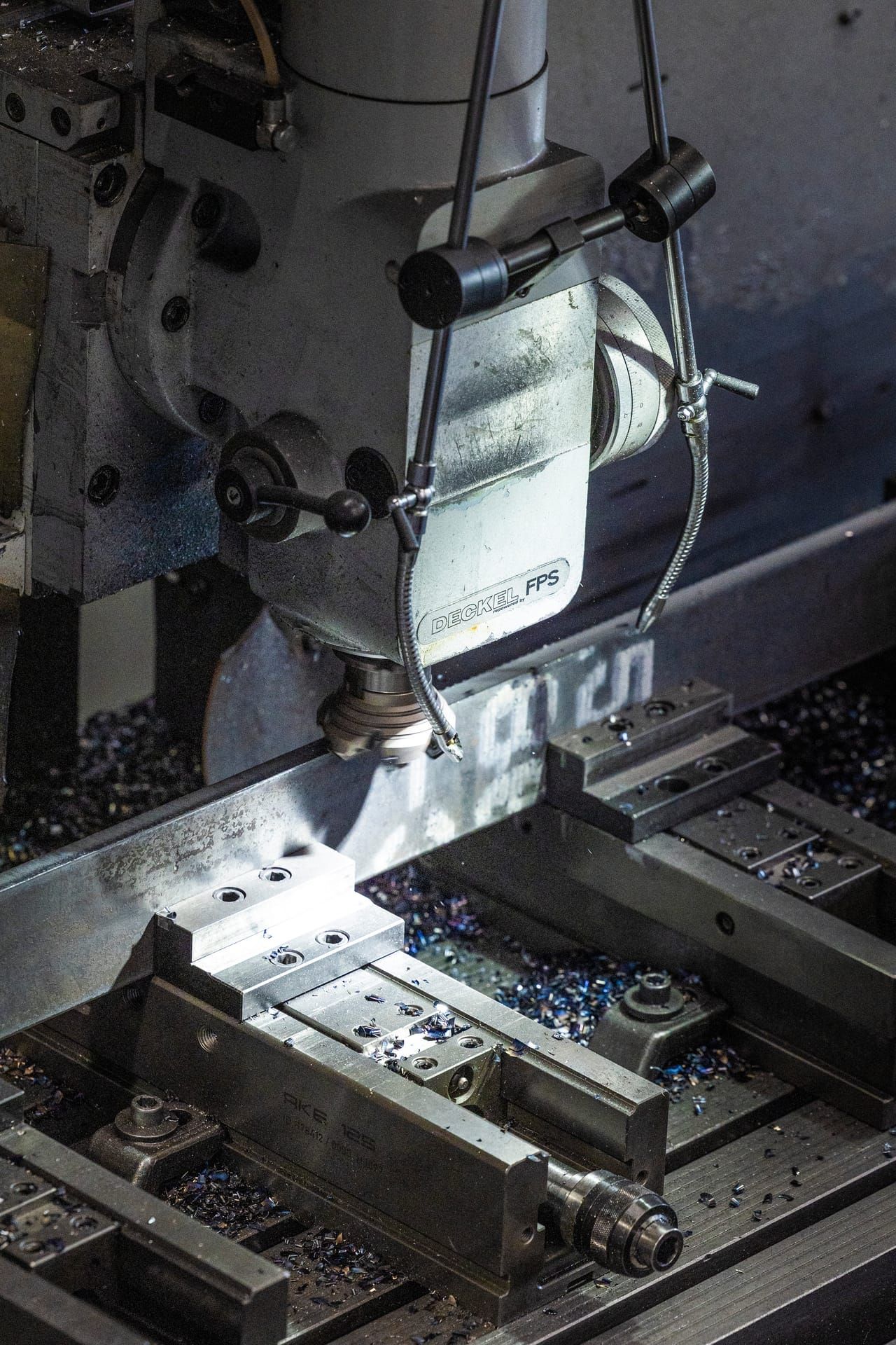 CNC-Fräsen mit Spänen an der Bearbeitungsmaschine