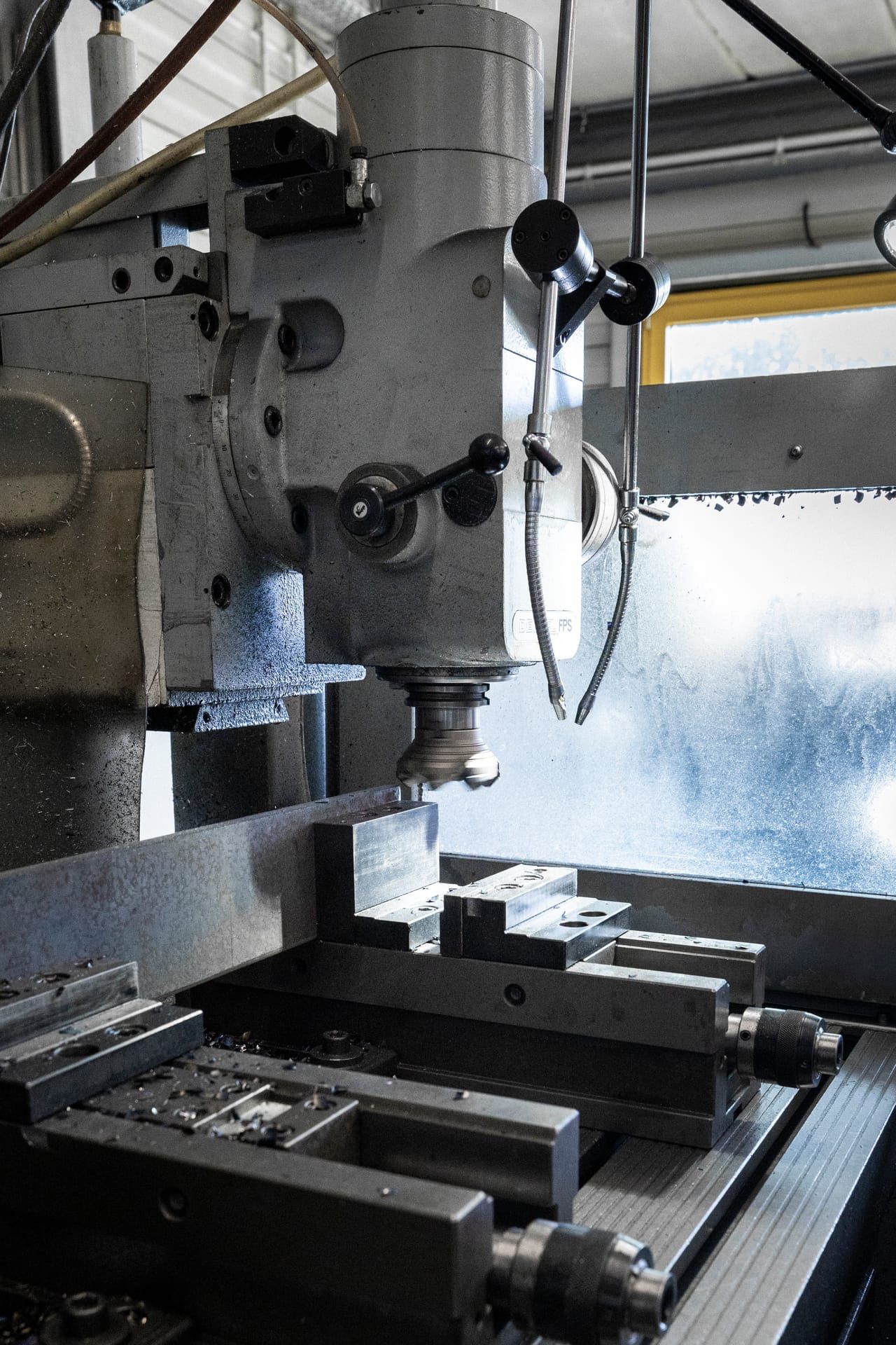 Fräsmaschine mit aufgespanntem Werkstück