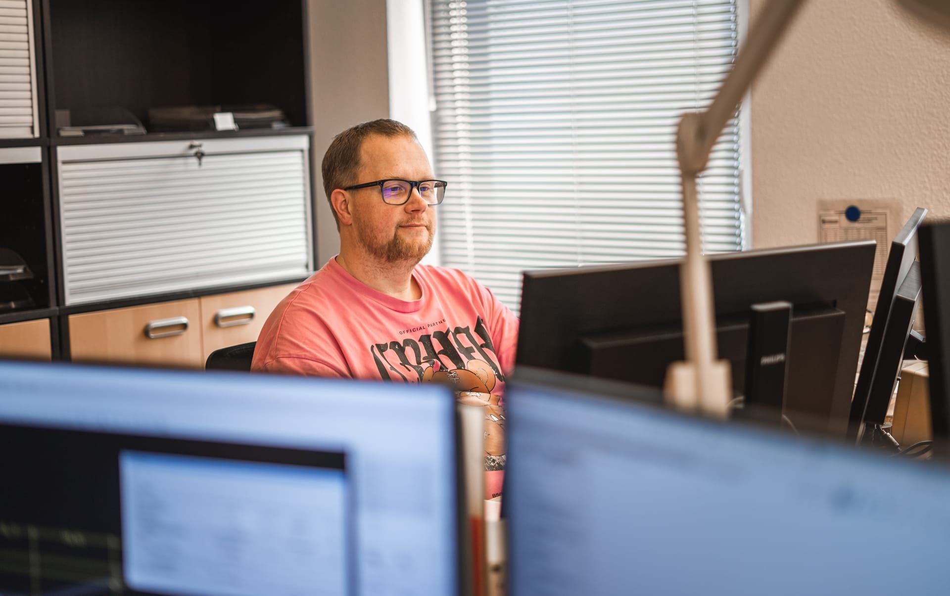 Mitarbeiter in der Arbeitsvorbereitung am Bildschirm