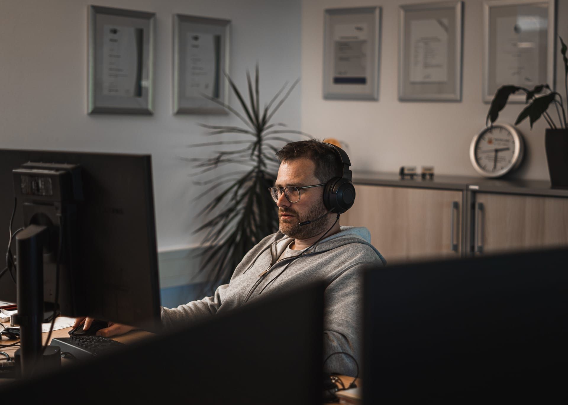 Mitarbeiter in der Auftragsabwicklung am Arbeitsplatz