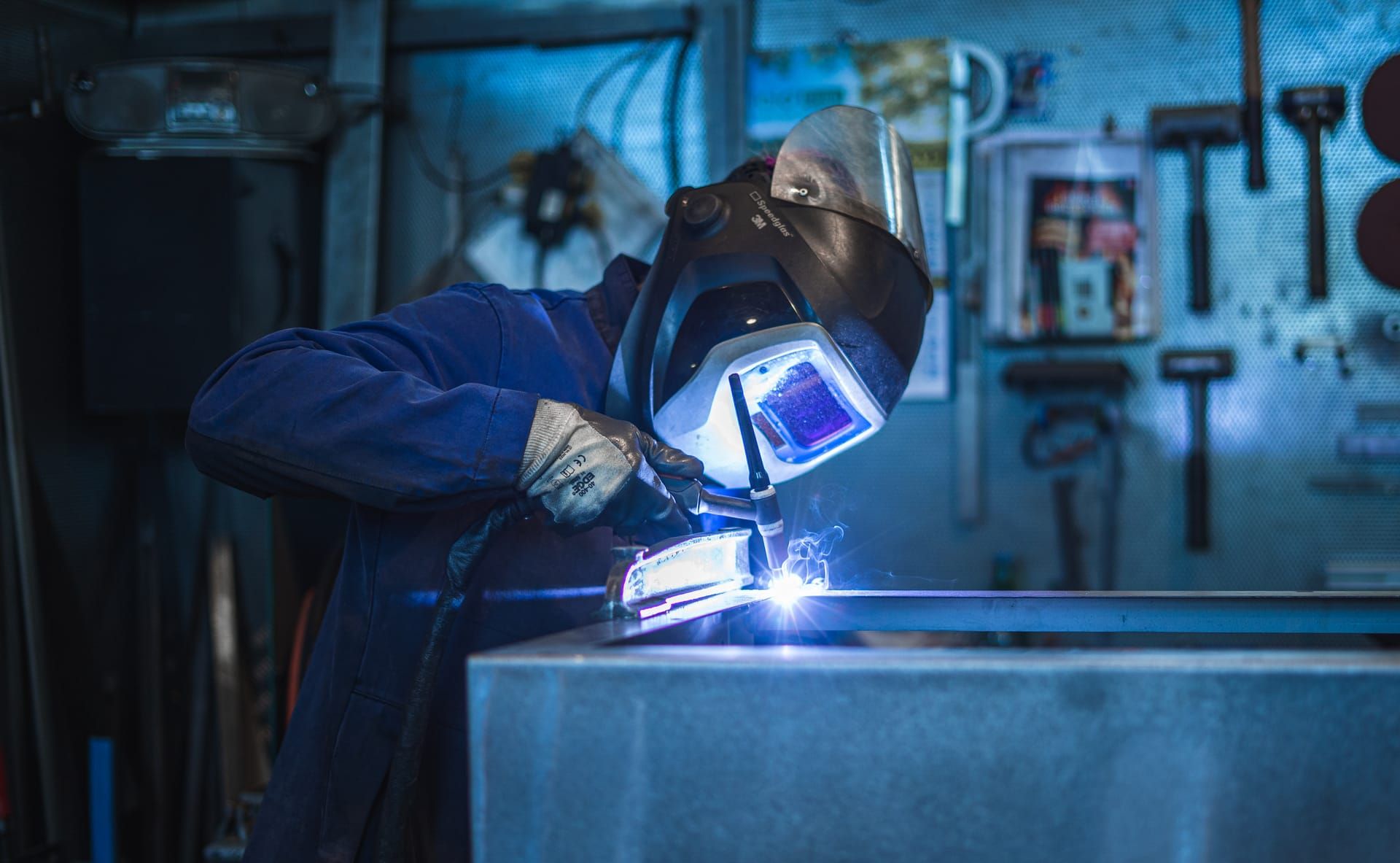 Mitarbeiter beim Schweißen in der Produktion