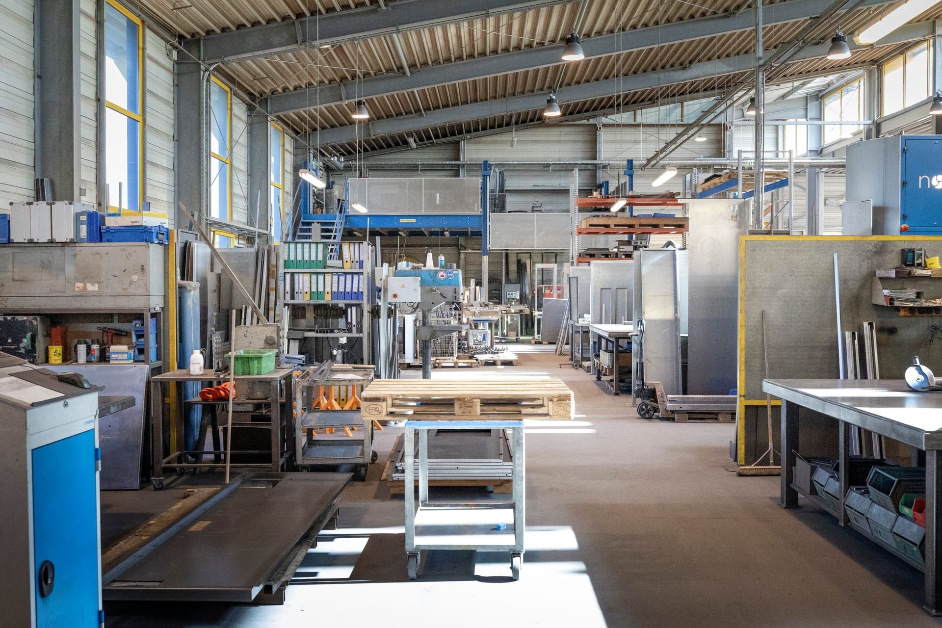 Blick in die Fertigungshalle von Henning Dierk